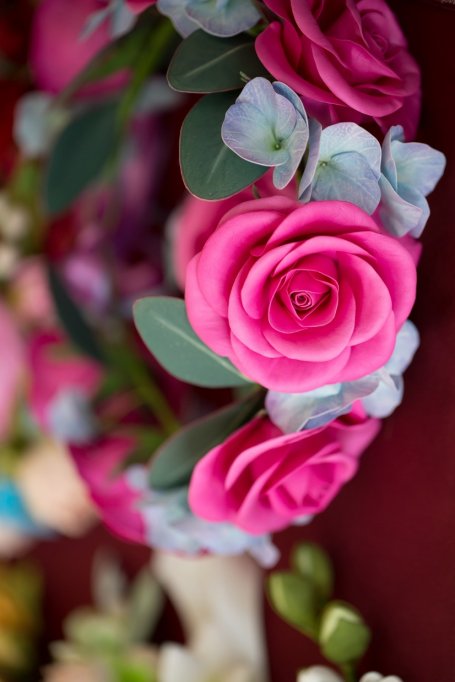 8 calitati ale florilor artificiale care te vor face sa le cumperi pentru casa ta